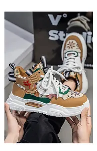 Dettaglio laterale di sneaker alte da uomo alla moda con patchwork colorato e suola spessa.