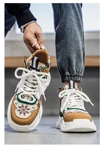 Vista dettagliata delle sneakers alte da uomo con design in pelle scamosciata marrone.
