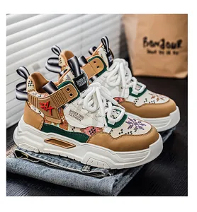 Sneaker alta da uomo alla moda con suola chunky e dettagli con motivi vintage