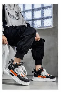Sneaker alte da uomo con suola bianca spessa e accenti arancioni in stile street style