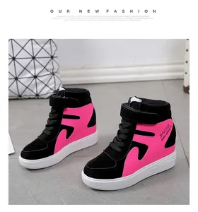Vue latérale de baskets compensées montantes fuchsia et noires avec velcro et semelle épaisse.