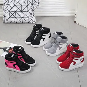 Vue détaillée de baskets à talons compensés montantes en daim aux couleurs variées et tendance.