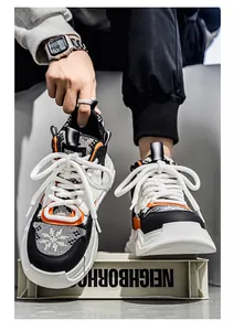 Vista dettagliata di sneaker high-top streetwear con lacci bianchi e accenti arancioni