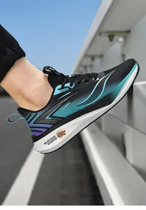 Detail van ademende mesh hardloopschoen met levendig kleurverloop en versterkte zool.