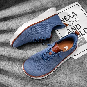 Détail de baskets bleues pour hommes en maille fly-knit avec semelles souples légères