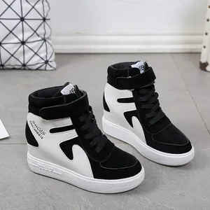 Vue détaillée de baskets compensées bicolores noir et blanc avec bride velcro.