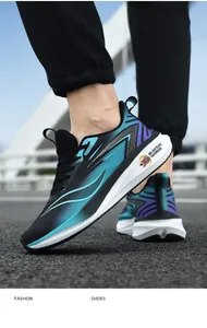 Detailweergave van ademende fly-knit sportschoenen met blauw en paars verloop