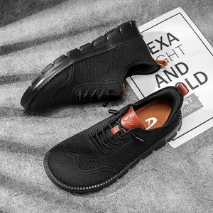 Gros plan de baskets en maille respirante pour hommes avec des accents élégants en cuir marron