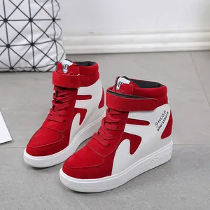 Vue détaillée de profil de baskets compensées montantes rouges et blanches pour femmes