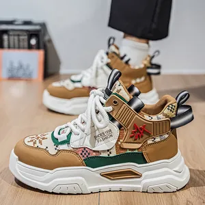 Sneakers alte da uomo con suola spessa e motivi terrosi per autunno e inverno.
