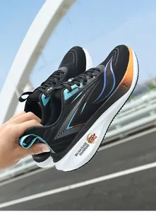 Gedetailleerd aanzicht van zwarte lichte flyknit hardloopschoenen met blauwe accenten