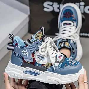 Sneaker alte da uomo con motivi intrecciati colorati e suole bianche spesse per il tempo libero