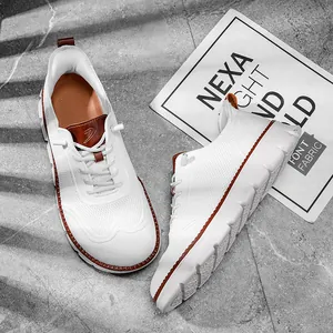 Détail de baskets blanches en fly-knit respirant pour hommes avec cuir marron.