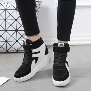 Gros plan sur des baskets compensées montantes noir et blanc à scratch