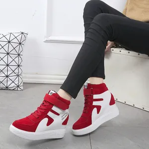 Vue détaillée des baskets compensées montantes rouges et blanches avec une bride velcro