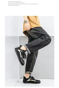 Dettaglio di scarpe da ginnastica in mesh traspirante nere da uomo, stile casual estivo