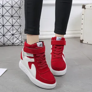 Détail des baskets compensées montantes rouges et blanches en cuir mat avec bande velcro