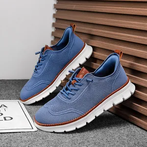 Détail des baskets en mesh bleu respirant avec des semelles blanches souples et légères