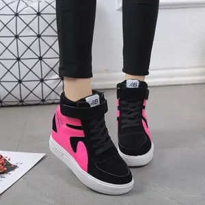 Baskets montantes à talon compensé rose et noir à la mode avec une fermeture Velcro