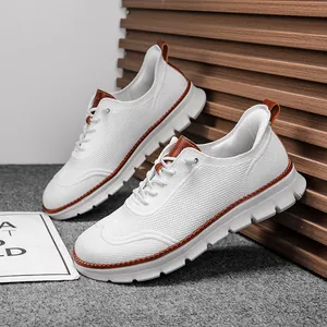 Vue détaillée de chaussures blanches fly-knit pour hommes avec semelle épaisse.
