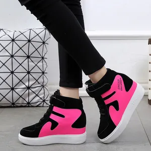 Vue détaillée des baskets compensées montantes rose et noir pour femmes avec scratch