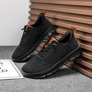 Vue détaillée des baskets respirantes en mesh noir pour hommes avec accents marron