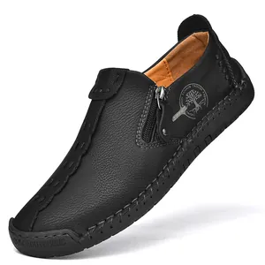 Detalle de mocasín casual de cuero negro con costuras a mano y cremallera lateral