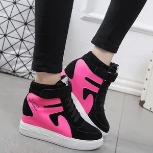Détail de baskets montantes compensées rose et noir élégantes avec fermeture à scratch.