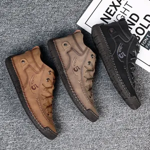 Drei Paar handgenähte Herren-Martin-Stiefel in Hellbraun, Khaki und Schwarz.