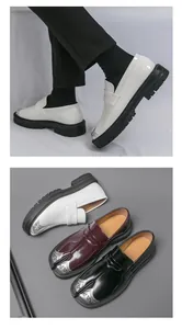 Vista detallada de mocasines Tabi para hombre con el diseño de punta dividida en tres colores