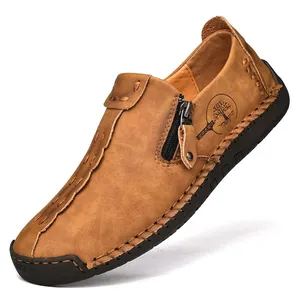 Vista detallada de mocasines de cuero marrón con cremallera lateral y costuras