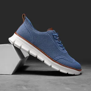 Vue détaillée d'une basket bleue respirante en maille pour homme avec semelle souple