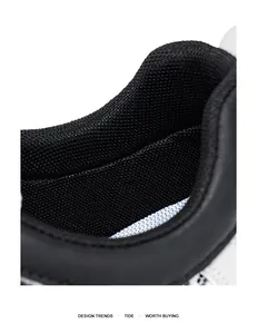Vista dettagliata della fodera in mesh nero e del tallone imbottito delle sneaker uomo