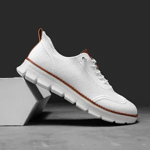 Gros plan sur des baskets décontractées en maille blanche pour hommes avec bords marron