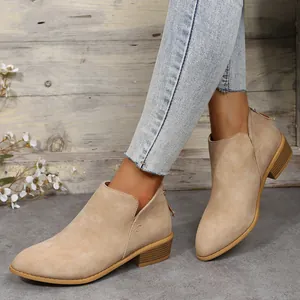 Detailweergave van beige enkellaarsjes met spitse neus voor dames en lage blokhak