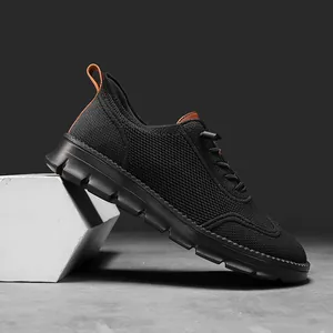 Gros plan d'une basket flyknit noire pour homme avec semelle légère et texture en mesh