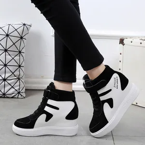 Gros plan sur des baskets compensées montantes noir et blanc à brides velcro