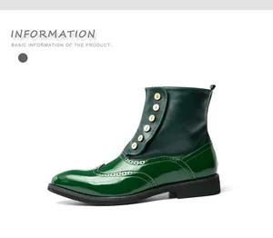 Detailansicht von grünen Herren-Stiefeletten im britischen Stil mit Brogue-Verzierungen
