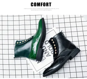 Detail von Herren Brogue Stiefeletten aus Lackleder mit dekorativen Knöpfen