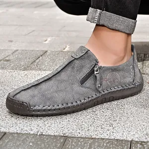 Mocassins pour hommes en cuir gris faits main avec fermeture éclair et logo arbre