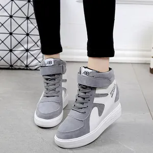 Vue détaillée des baskets compensées montantes gris et blanc avec velcro et fini suédé.