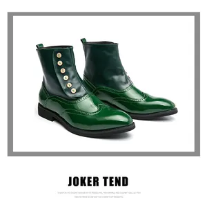 Detaillierte Seitenansicht der grünen Brogue-Herrenstiefel mit schicken Knopfakzenten.