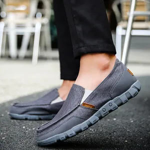 Bequeme graue Canvas-Slipper für Herren mit einer flexiblen Gummisohle im Freien