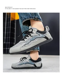 Vista laterale di sneaker da uomo in mesh grigio traspirante con dettagli blu sportivi
