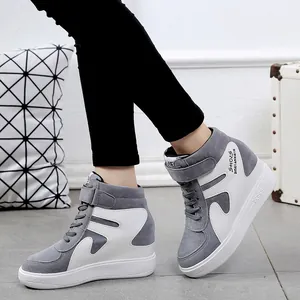 Baskets compensées montantes en daim gris et blanc avec bride velcro et semelle épaisse.