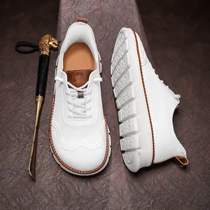 Vue détaillée de baskets en maille flyknit blanche pour hommes avec finitions en cuir brun