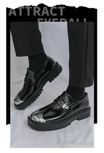 Vista detallada de mocasines Tabi de charol negro con punteras metálicas plateadas.