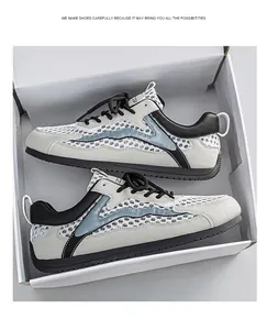 Primo piano di sneakers in mesh traspirante con suola morbida in una scatola bianca.