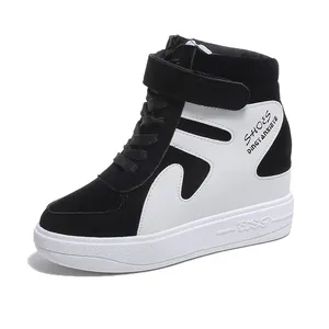 Vue latérale des baskets compensées montantes noir et blanc avec design de talon caché