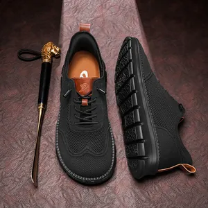 Gros plan sur les chaussures décontractées en mesh noir pour hommes avec semelle souple
